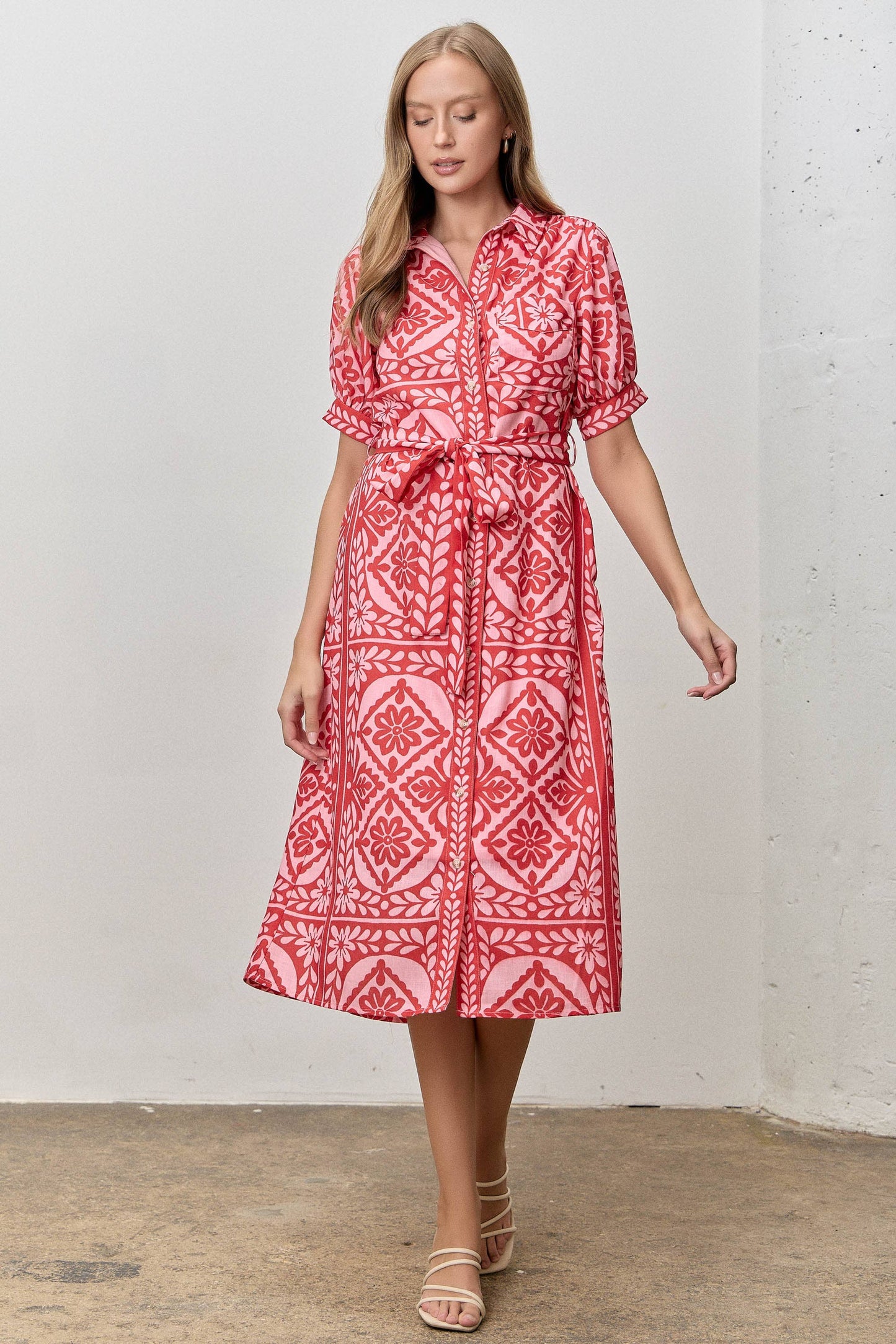 FLORAL PRINT WAIST TIE MIDI SHIRT DRESS: PINK/RED