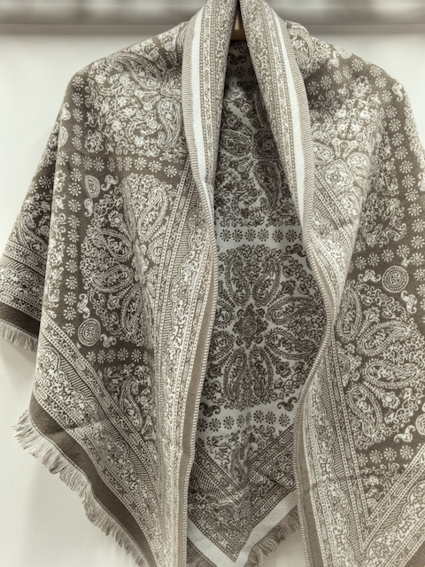 Paisley Tapestry Triangle Wrap: 05 BGE