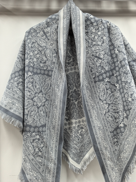 Paisley Tapestry Triangle Wrap: 01 GRY
