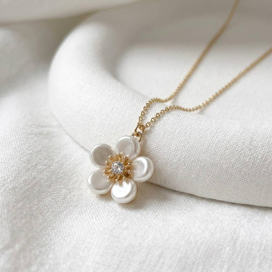 Pearl Flower with Stone Pollen Pendant Necklace : Gold/White