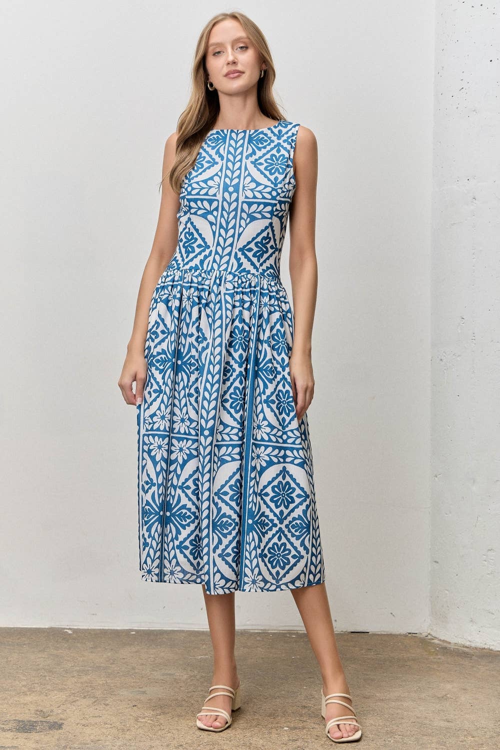 FLORAL PRINT SLEEVELESS MIDI DRESS: IVORY/NAVY