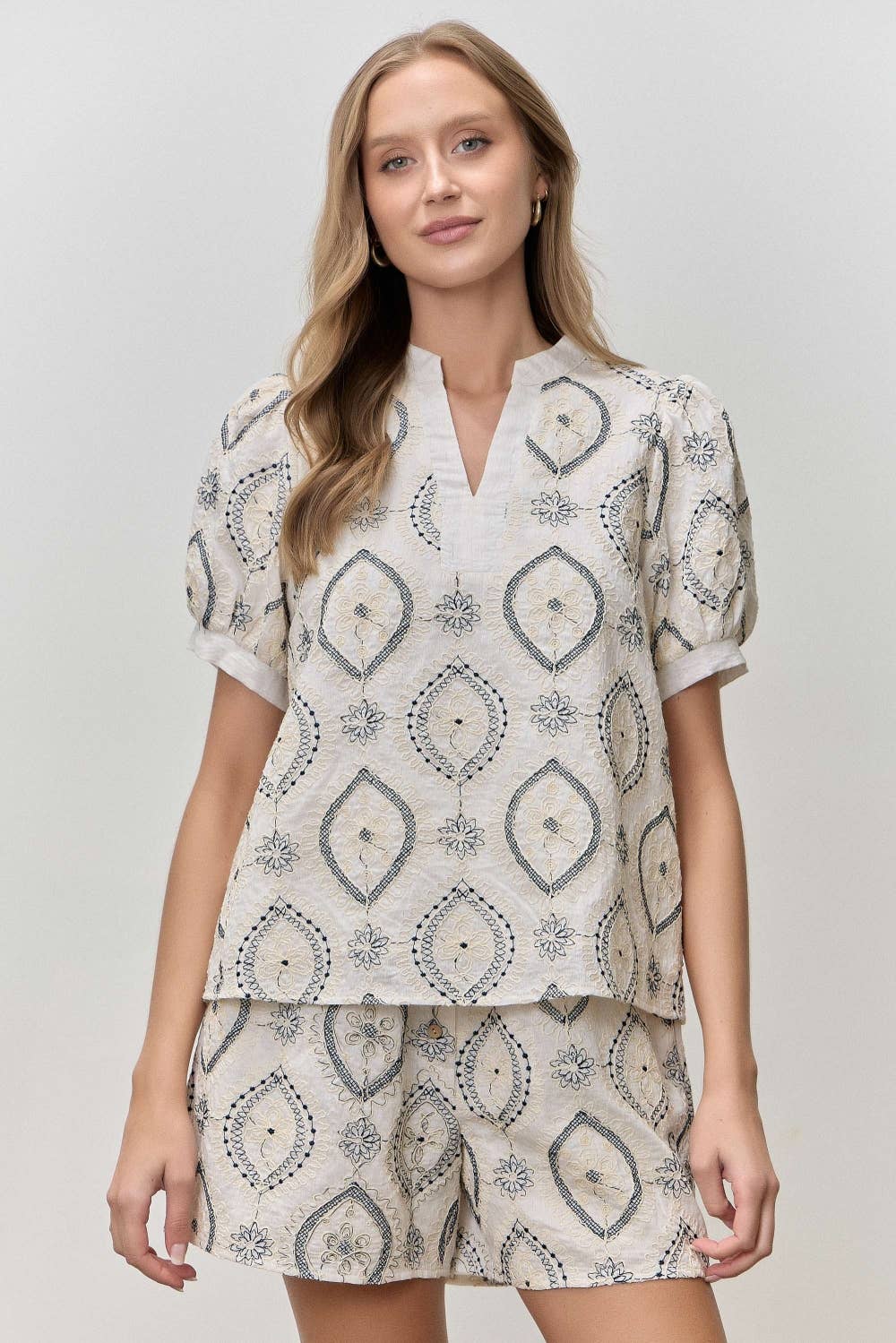 EMBROIDERED WOVEN PUFF SLEEVE TOP: CREAM