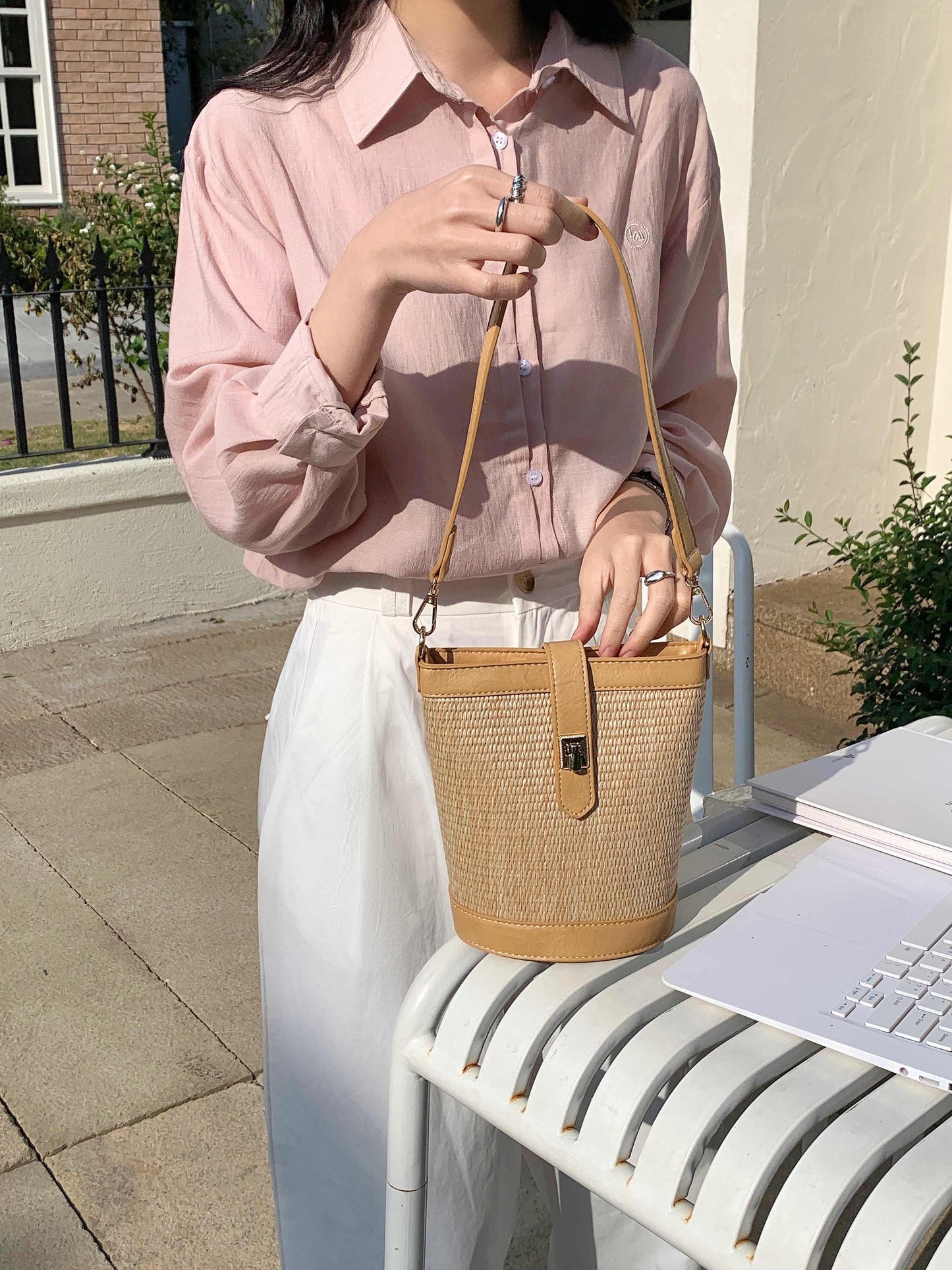 Turn Lock Flat Straw Shoulder/Crossbody Bag: 02 Beige