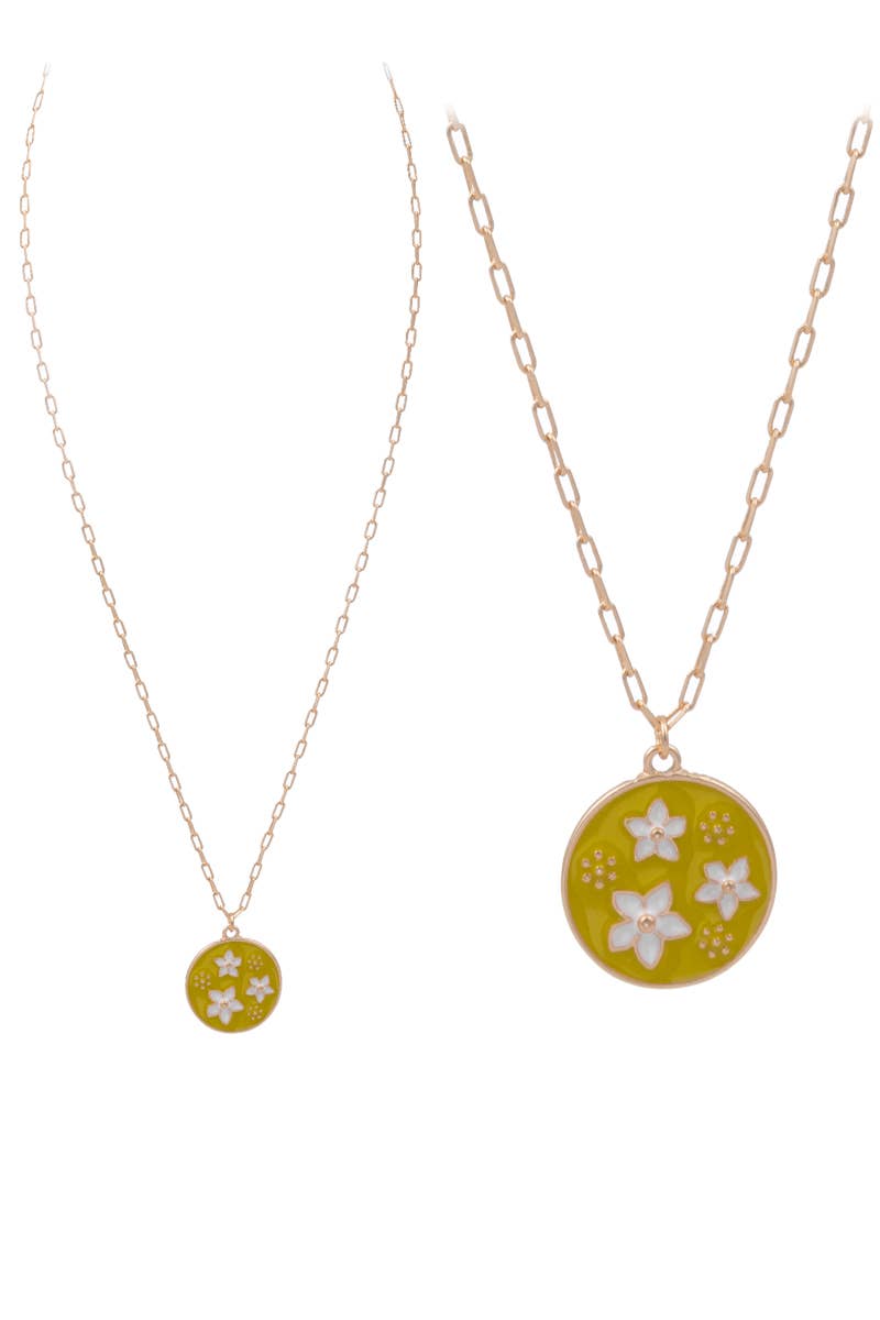 Floral Round Enamel Pendant Necklace - One Size / Ylw